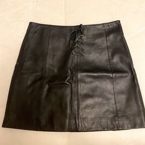 Wilson’s leather size 4 leather skirt with tie in front